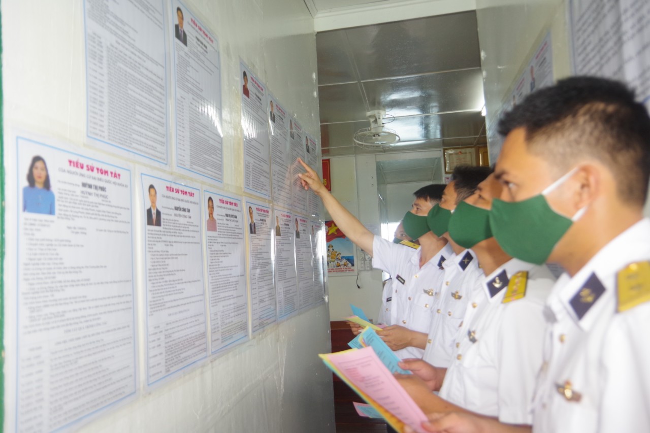 Nghiên cứu thông tin, tiểu sử, chương trình hành động của các ứng cử viên.